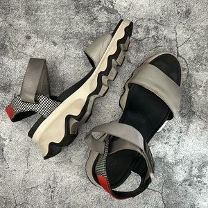 Sorel Gray Black Ribbed Platform Kinetic Sandals